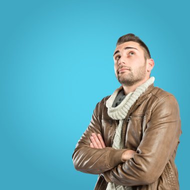 Adam mavi arka plan üzerinde düşünme