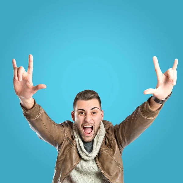 Hombre gritando sobre fondo azul —  Fotos de Stock