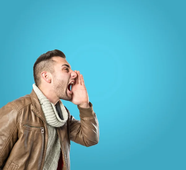 Mann brüllt vor blauem Hintergrund — Stockfoto