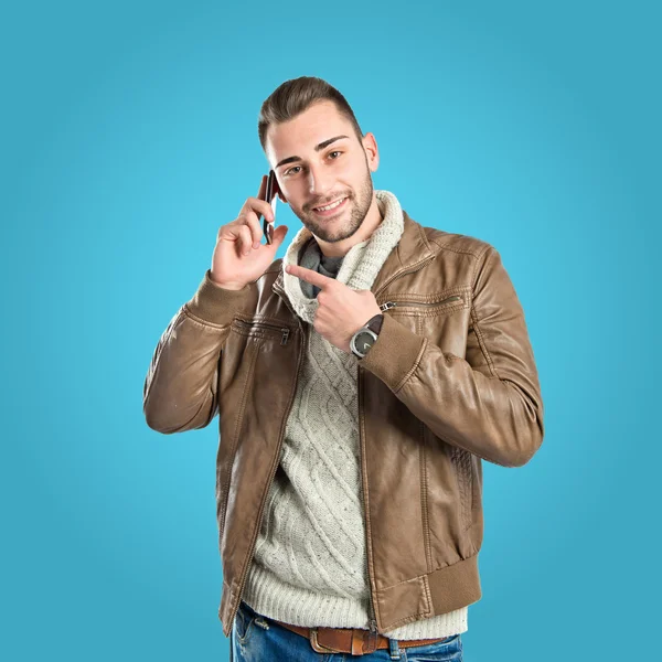 Junge Geschäftsleute sprechen auf blauem Hintergrund mit dem Handy. — Stockfoto