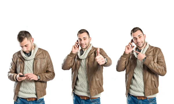 Jóvenes hombres de negocios hablando con móviles sobre un fondo aislado . —  Fotos de Stock