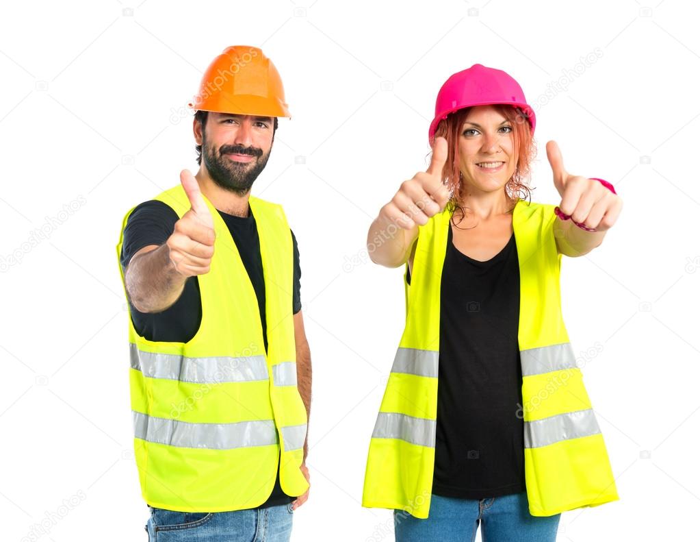 Trabajador con pulgar hacia arriba sobre fondo blanco 2022