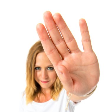 kız beyaz zemin kırmızı yapma