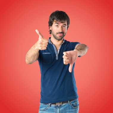 Kötü bir sinyal kırmızı arka plan üzerinde yapan erkek