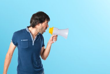 Mavi arka plan üzerinde bağıran adam