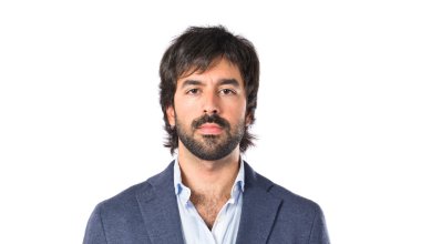 Yakışıklı adam izole beyaz arka plan üzerinde