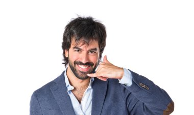 Beyaz arka plan üzerinde telefon jest yapıyor işadamı  