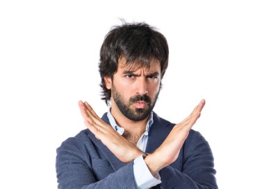 Beyaz arka plan üzerinde hiçbir hareketi yapan yakışıklı erkek