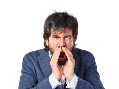 İzole beyaz arka plan üzerinde bağırarak işadamı