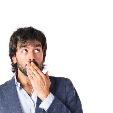 Beyaz arka plan üzerinde sürpriz bir jest yapan erkek