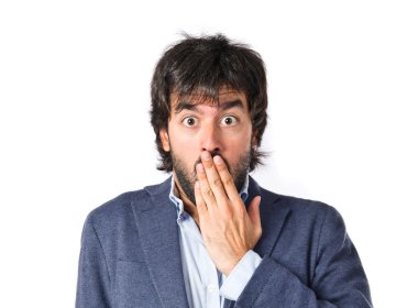 Beyaz arka plan üzerinde sürpriz bir jest yapan erkek