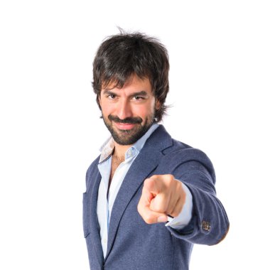 Beyaz arka plan üzerinde öne dönük adam