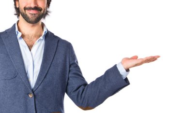 Bir şey beyaz arka plan üzerinde tutan işadamı