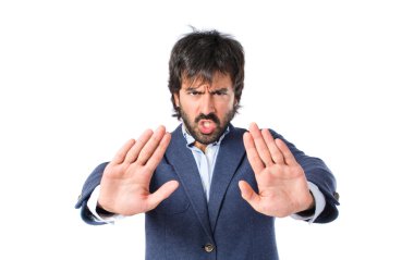 adam beyaz zemin kırmızı yapma