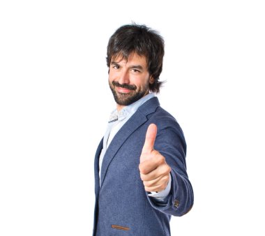 Beyaz arka plan üzerinde başparmak ile yakışıklı adam