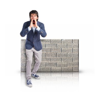 Yakışıklı adam ile dikdörtgen afişini bağırarak