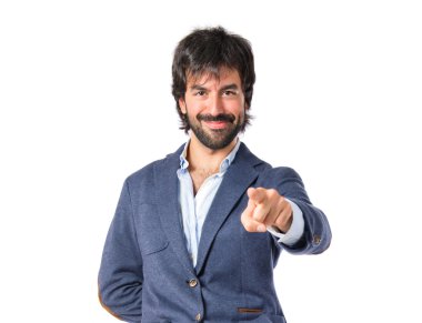Beyaz arka plan üzerinde öne dönük adam
