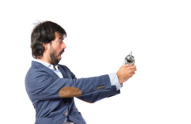 beyaz zemin üzerinde bir saat tutan adam