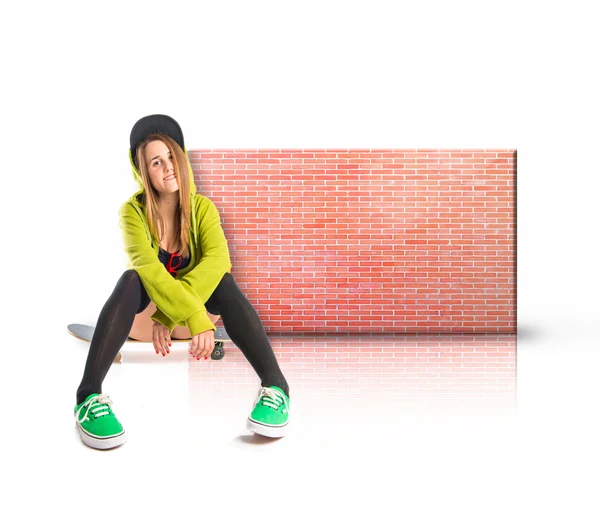 Ganska ung flicka klädd i urban stil med rektangulär skylt — Stockfoto