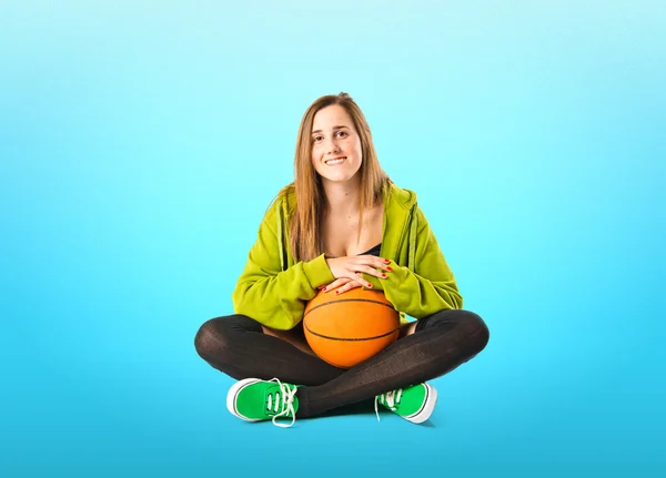 Menina bonita vestindo estilo urbano com basquete — Fotografia de Stock