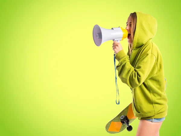 Young girl shouting over green background — Stock Photo, Image