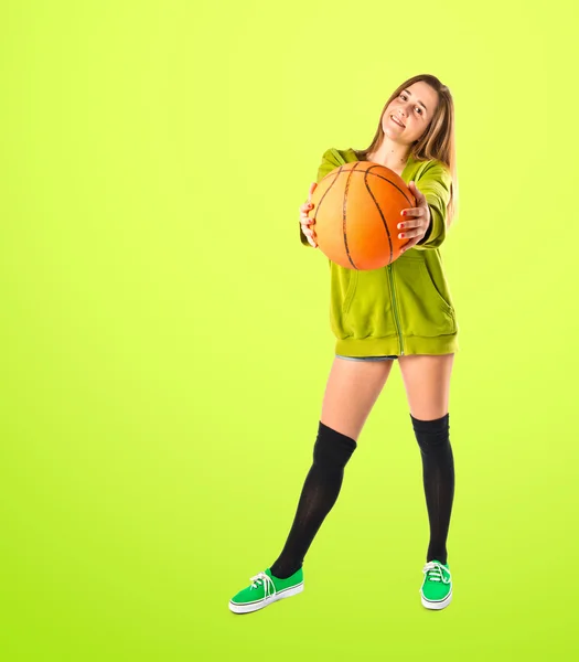 Bastante joven usando estilo urbano con baloncesto — Foto de Stock