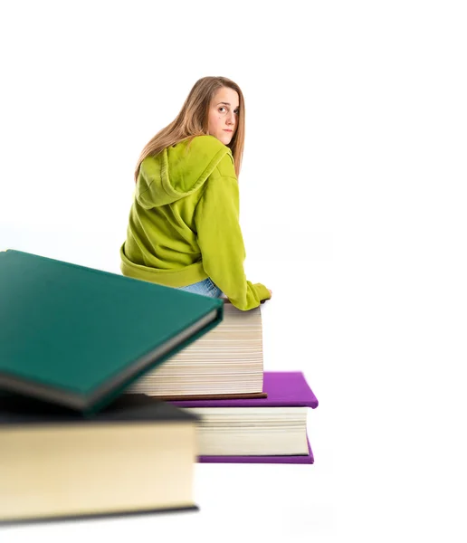 Vrij jong meisje dragen stedelijke stijl zittend op boek — Stockfoto