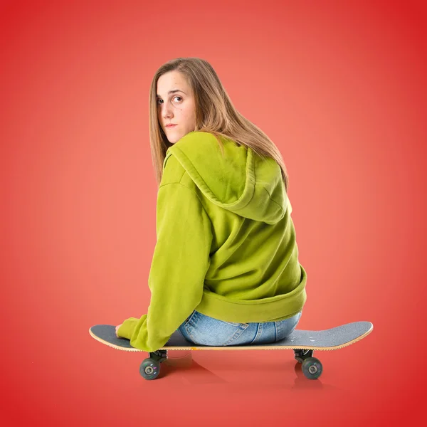 Pretty young girl wearing urban style with skateboard — Stock Photo, Image