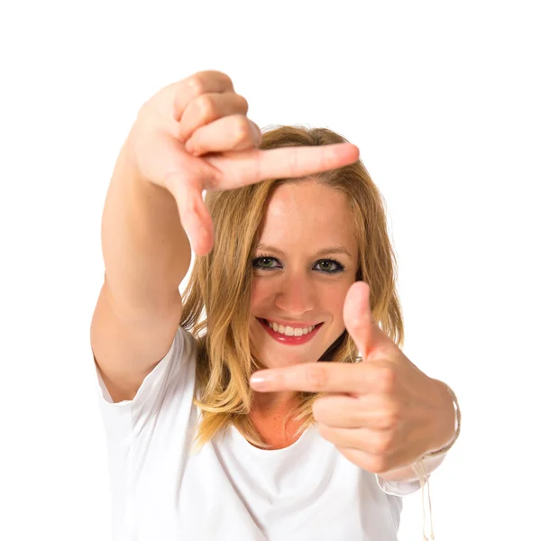 Blond kvinna fokus med fingrarna över vit bakgrund — Stockfoto
