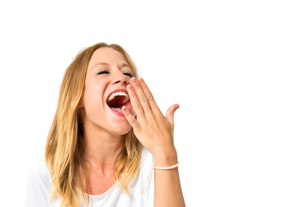 Симпатична дівчина позіхання над ізольованим білим тлом — стокове фото