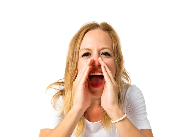 Дівчина кричить над ізольованим білим тлом — стокове фото