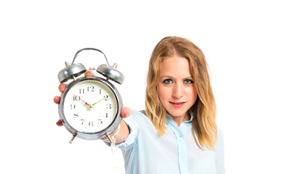 Menina mostrando relógio sobre fundo branco — Fotografia de Stock
