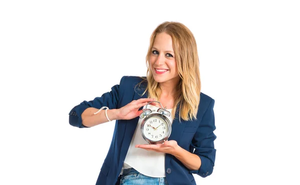 Beyaz arka plan üzerinde bir saat tutan kız — Stok fotoğraf