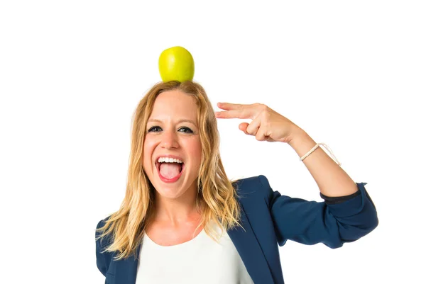Blondes Mädchen mit Apfel über dem Kopf auf weißem Hintergrund — Stockfoto