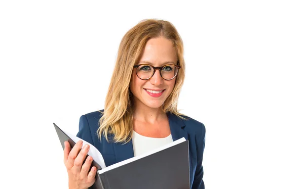 Mujer leyendo un libro sobre fondo blanco —  Fotos de Stock