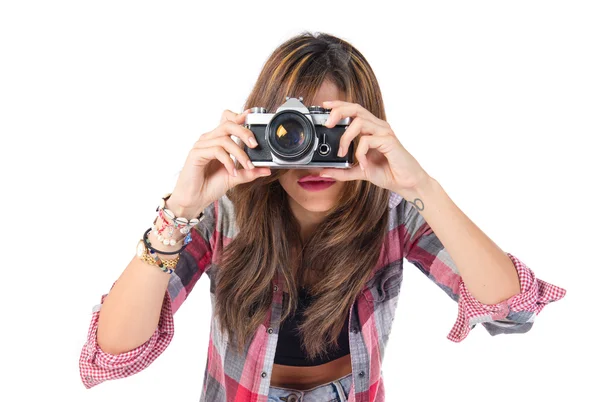 Mooi meisje fotograferen op witte achtergrond — Stockfoto