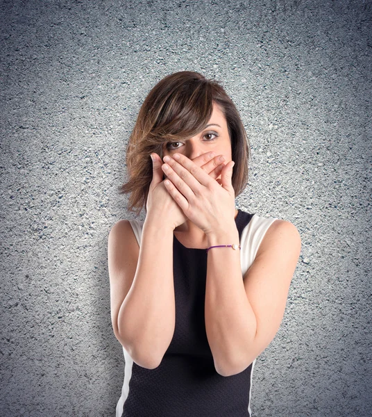 Vrouwen met haar mond gesloten door haar handen — Stockfoto