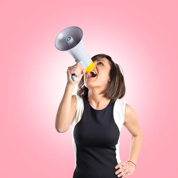 Chica bonita gritando sobre fondo rosa — Foto de Stock