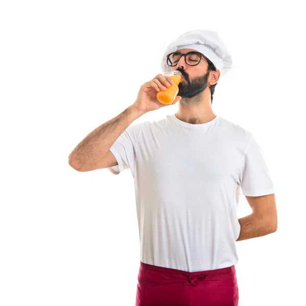 Kocken dricker apelsinjuice — Stockfoto