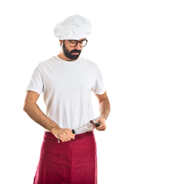 Koch schärft ein Messer — Stockfoto