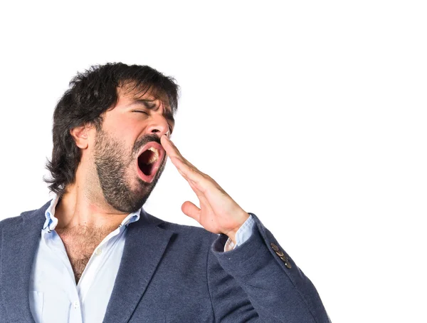 Homem bocejando sobre fundo branco isolado — Fotografia de Stock