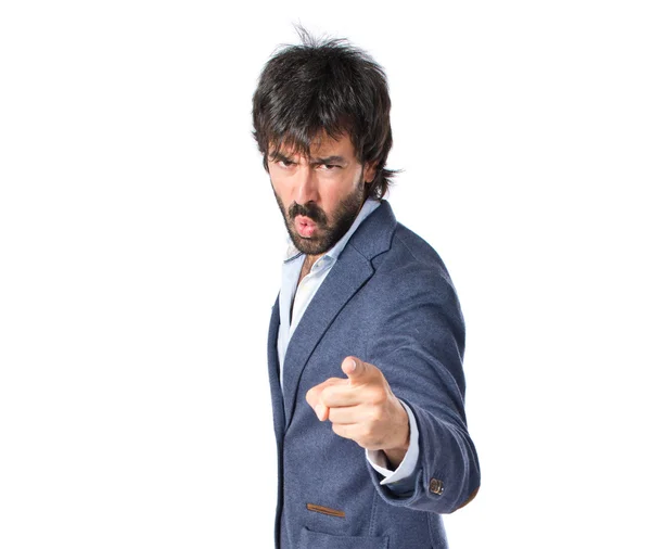 Wütender Mann zeigt jemandem auf isolierten weißen Hintergrund — Stockfoto