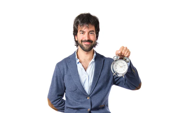 Uomo che tiene un orologio su sfondo bianco — Foto Stock