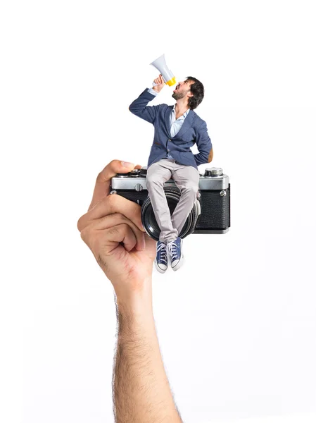 Hombre gritando y sentado en la cámara — Foto de Stock