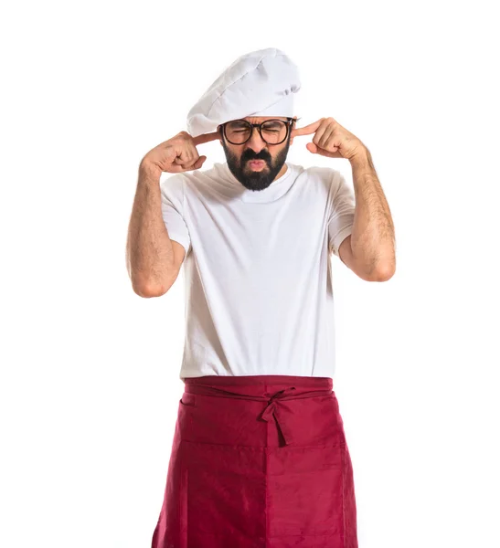 Koch verhüllt seine Ohren vor weißem Hintergrund — Stockfoto