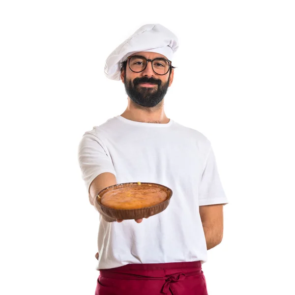 Koch hält Kuchen — Stockfoto