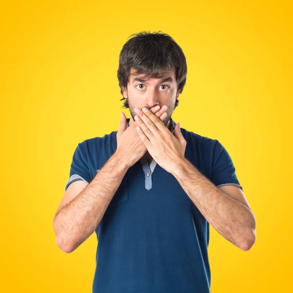 Homme faisant geste de surprise sur fond jaune — Photo