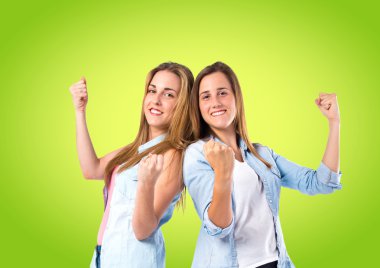 Yeşil arka plan üzerinde şanslı kızlar