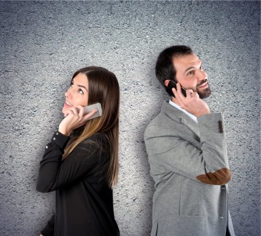 Telefon için dokulu arka plan üzerinde konuşurken Çift 