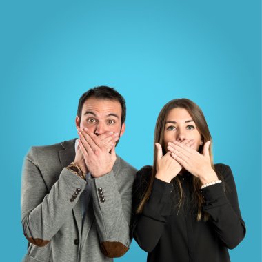 Çift mavi arka plan üzerinde sürpriz